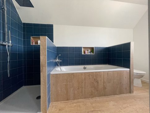 Salle de bain bleu et bois - Clever'hom